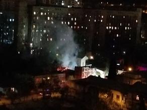 В Тбилиси горит жилой дом