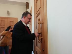 Roman Gotsiridze locked Plenary Session Hall  - PHOTO -  Updated