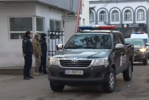 Эскорт покинул клинику в Гори - доставят ли Михаила Саакашвили в суд