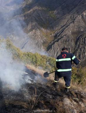 В эти минуты в Атенском ущелье работают до 30-ти пожарных-спасателей