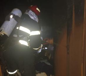 Спасатели вызволили из горящего дома мужчину
