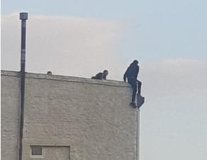 Мужчину, пытавшегося спрыгнуть с крыши, благополучно спустили вниз