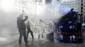 Полиция Франкфурта применила против демонстрантов водометы