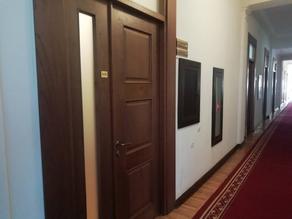 В парламенте проходит закрытое заседание мажоритарных депутатов