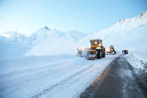 Машины не могут передвигаться на дорогах из-за снегопада и гололеда
