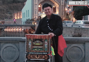 Тбилисский шарманщик: шарманка придает Тбилиси особый колорит