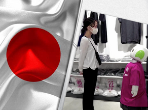В Японии робот просит покупателей надеть маску - ВИДЕО
