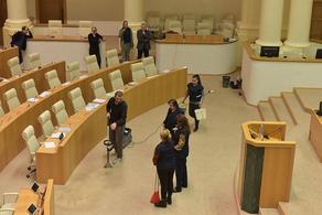 В зале пленарных заседаний парламента Грузии проводится химическая чистка - ФОТО