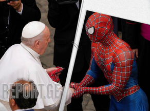 Человек-паук подарил Папе римскому маску - ВИДЕО
