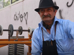 Knife sharpener who has spent 25 years on the street - VIDEO