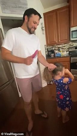 გოგონა მამის მიერ თმის დავარცხნაზე ტირის - VIDEO
