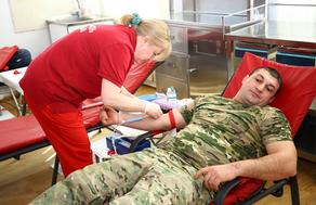Военнослужащие сдали кровь для больных лейкемией детей  - ФОТО