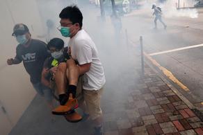 Полиция Гонгконга использовала слезоточивый газ для разгона толпы