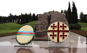 Irakli Gharibashvili laid a wreath at the tomb of Heydar Aliyev and Eternal Flame monument
