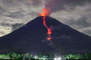 Indonesia's Semeru volcano erupts spewing hot clouds
