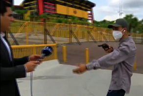 Reporter robbed live - VIDEO