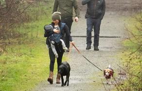 მეგან მარკლი კანადაში შვილთან და ძაღლებთან ერთად სეირნობისას დააფიქსირეს - PHOTO