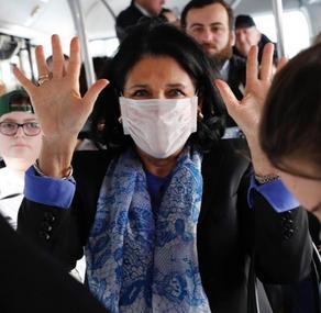 Саломе Зурабишвили в медицинской маске в автобусе - информационная кампания президента