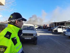 Ветер мешает потушить пожар на улице Белиашвили - ФОТО