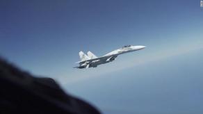 Российский истребитель Су-27 совершил опасный маневр над Черным морем