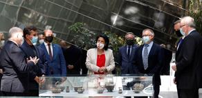 Presidents of Georgia and Poland inspect artefacts discovered by the Georgian-Polish expedition