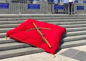 К зданию парламента Грузии принесли второй крест