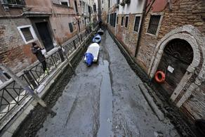 Venice canals dry as tides are low  - VIDEO