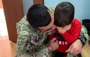 დღის ფოტო: ავღანეთიდან დაბრუნებული ჯარისკაცის ემოციური შეხვედრა შვილთან