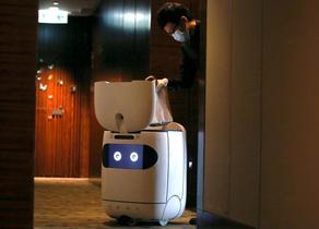 კარანტინში მყოფ სასტუმროს დამსვენებლებს რობოტი ემსახურება - PHOTO
