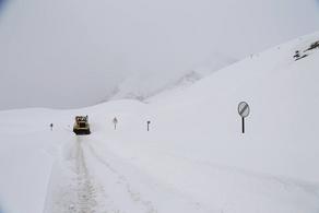 Из-за сильного, снегопада на дороге Кутаиси-Ткибули-Амбролаури действуют ограничения движения