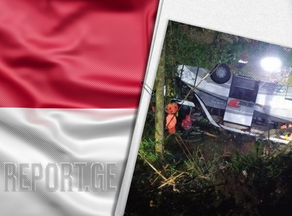 Перевернувшийся в Индонезии автобус унес жизни 26 человек