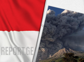 Вулкан Синабунг в Индонезии изверг высокий столб пепла