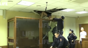 Murder accused tries to escape from Moscow court through ceiling-VIDEO