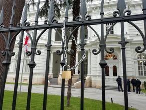 Protesters lock the President’s residence gate - PHOTO