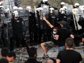 В Белграде 14 полицейских получили ранения во время акции протеста