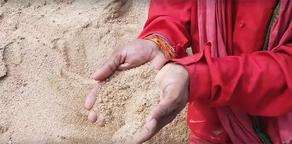 Indian man addicted to eating soil  - VIDEO