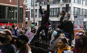 Протестующие в США напали на полицейские участки