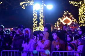 Новогодняя деревня в Тбилиси закрылась концертом