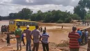 ეკლესიის მგალობლების ავტობუსი მდინარეში გადავარდა - დაღუპულია 20-ზე მეტი ადამიანი