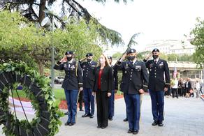 Посол США в Грузии возложила венок к Мемориалу павшим героям