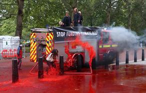 ლონდონში ეკოაქტივისტებმა ფინანსთა სამინისტროს ხელოვნური სისხლი შეასხეს - VIDEO
