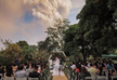 На Филиппинах пара поженилась на фоне извержения вулкана