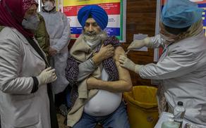В Индии пенсионер 12 раз вакцинировался от Covid