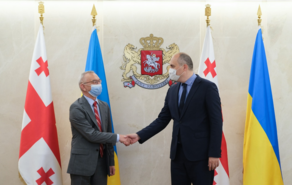 Министр обороны Грузии встретился с послом и атташе Украины