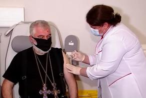 Georgian priest gets vaccinated publicly