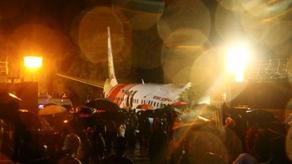 Kerala plane crash: 16 dead after Air India plane breaks in two at Calicut - VIDEO
