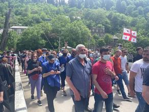 Бастующие сотрудники Боржоми проводят акцию-шествие