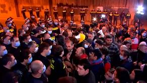 У резиденции Иванишвили проходит акция в поддержку Михаила Саакашвили