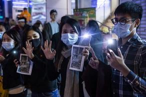 Полиция Гонконга применила слезоточивый газ против демонстрантов в первые же минуты нового года