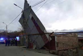 Сильный ветер в Тбилиси повалил деревья и повредил крыши зданий